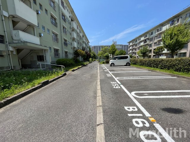 鶴山台24号棟の駐車場