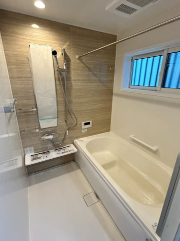 岐阜市加納南陽町分譲A棟の浴室|浴室：暖房乾燥機付き。広さも機能も妥協なし。忙しい毎日に、心と体をリセットできるご褒美時間を♪（2026年8月）撮影