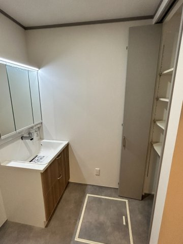 岐阜市加納南陽町分譲A棟の洗面所|洗面脱衣室：約2.5帖のゆったりした脱衣スペース。清潔感あふれる洗面空間。シンプルなのに使いやすく、毎日がちょっと嬉しくなるこだわり設計♪（2026年8月）撮影 