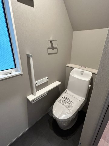 岐阜市加納南陽町分譲A棟のトイレ|1階トイレ：洗浄暖房便座付きの一体式便器。上品なクロスとすっきり収納で、まるでプライベート空間♪気分も整う、ちょっと嬉しいトイレです。（2026年8月）撮影 