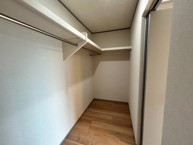 岐阜市加納南陽町分譲A棟の収納|ウォークインクローゼット：お洋服を大切にされる方に大変喜ばれる、憧れのウォークインクローゼット♪お洋服以外にも掃除機やスーツケースなどを一箇所に集約できるのは魅力ですね！（2026年8月）撮影 
