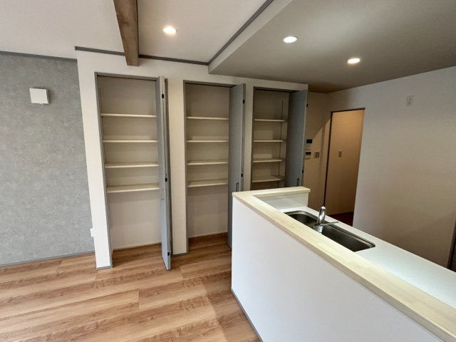 岐阜市加納南陽町分譲A棟の収納|パントリー：まとめ買い派の味方！見やすく取り出しやすいパントリーで、キッチンの時短＆スマート収納を実現♪（2026年8月）撮影 
