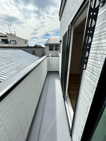 岐阜市加納南陽町分譲A棟のバルコニー|バルコニー：主寝室専用南向きのプライベートバルコニー。お掃除にも便利なバルコニー水栓が付いています。（2026年8月）撮影 