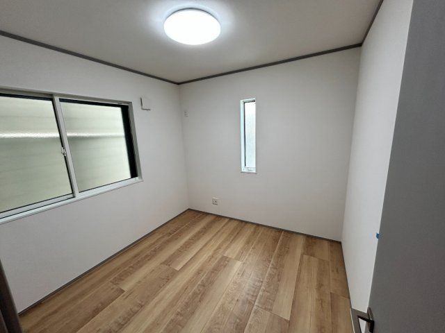 岐阜市加納南陽町分譲A棟の洋室|1階洋室4.5帖：用途多彩な洋室。来客時のお部屋としてもご利用できます。