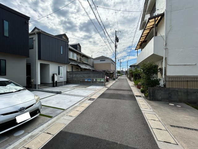 岐阜市加納南陽町分譲A棟の前面道路含む現地写真|北側道路：東側より撮影