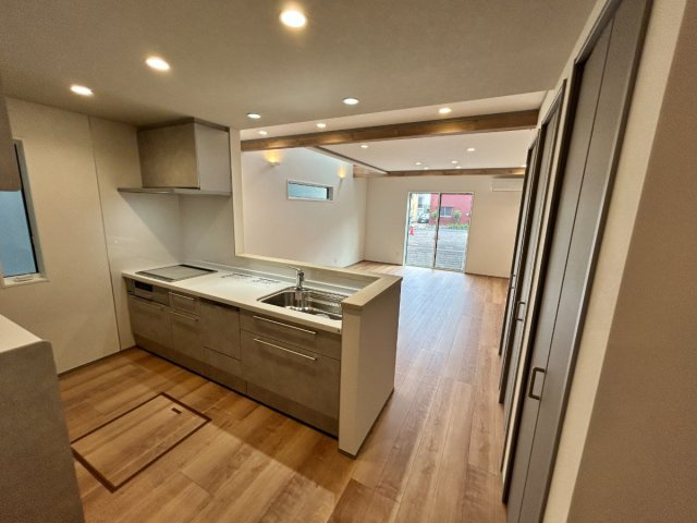 岐阜市加納南陽町分譲A棟のキッチン|キッチン：毎日の料理が楽しくなる、広々とした対面キッチン。家族の笑顔を見ながら、自然と会話がはずむ場所に♪（2026年8月）撮影