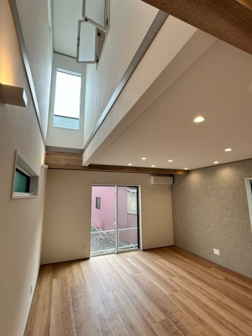 岐阜市加納南陽町分譲A棟の居間・リビング|LDK18.4帖：キッチン側よりLDKを望む。家族の会話が自然と増える、吹抜けのある明るく開放的なリビング。♪（2026年8月）撮影 