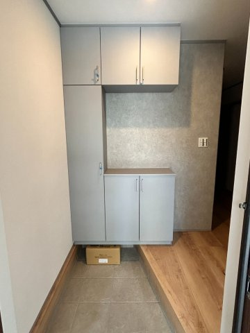 岐阜市加納南陽町分譲A棟のその他|玄関ホール：清潔感あふれる玄関ホール。広さと収納力を両立し、忙しいママの味方になる使いやすさが自慢です♪（2026年8月）撮影 