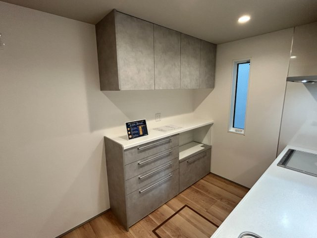 岐阜市加納南陽町分譲A棟のその他|カップボード：家電をたっぷり配置できるカウンタータイプの食器棚付きです。（2026年8月）撮影