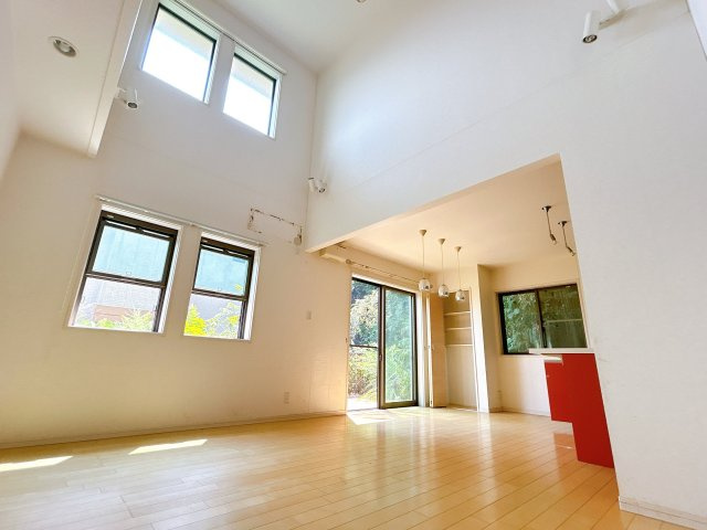 周南市勝間ヶ丘三丁目　戸建ての居間・リビング|吹き抜けで開放感のあるリビングです