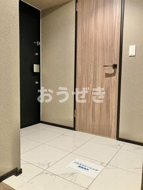 レーベン横浜山手　ＯＮＥ　ＷＡＲＤ　ＣＯＵＲＴの玄関