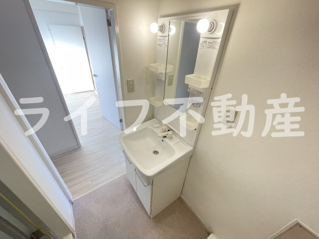 プリンストン布施の独立洗面台|独立洗面台、小物を置くことができて便利です