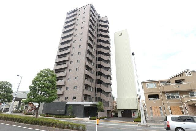 ロイヤルガーデン高知駅前のエントランス