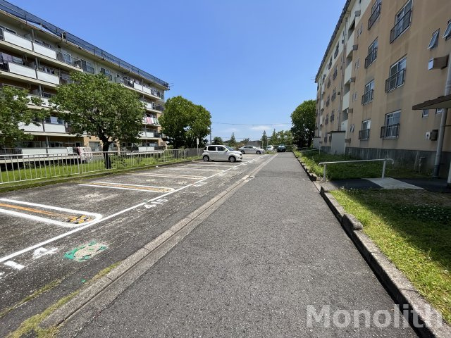 鶴山台7号棟の駐車場