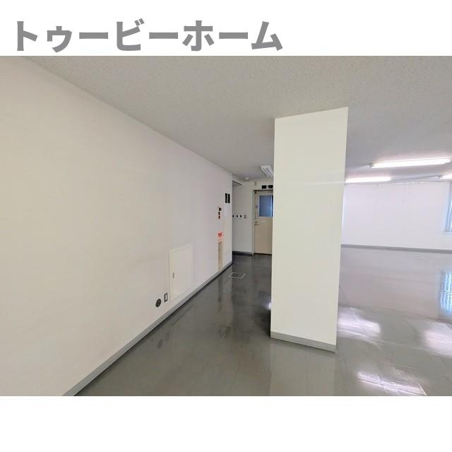 飯栄商事ビルの居間・リビング|こちらのリビングで趣味の時間をお楽しみください