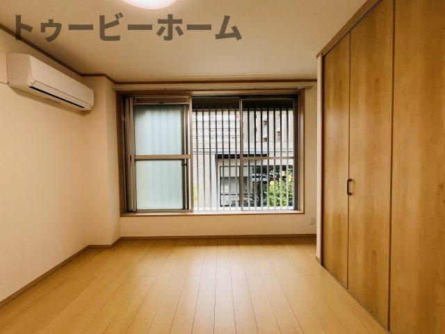 所沢市小手指町１丁目の店舗事務所の居間・リビング|こちらのリビングで趣味の時間をお楽しみください