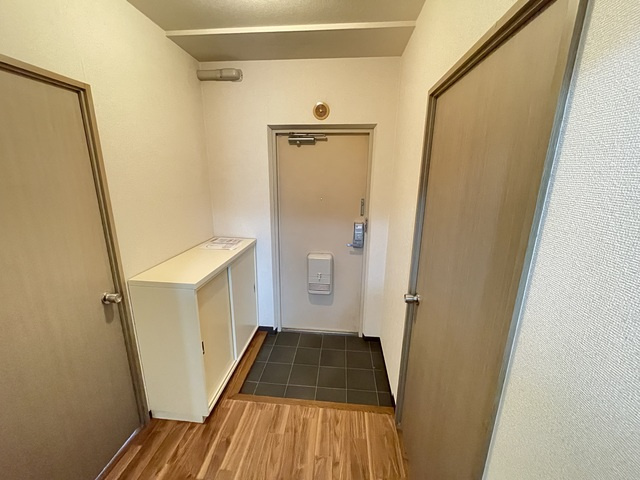 ヴェルジュ三家向の玄関