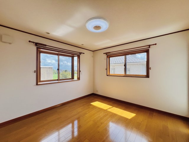 前橋市富田町の洋室|2面採光で日当たり風通し良好♪
WIC付き