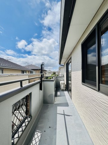 前橋市富田町のバルコニー|広々バルコニーは洗濯物もたっぷり干せます◎