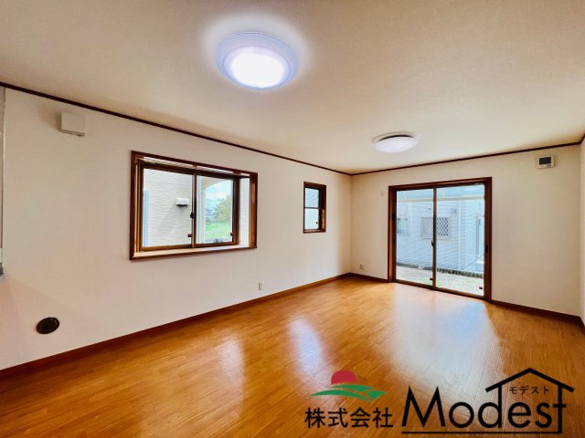 前橋市富田町の居間・リビング|19帖のリビングは、大きな窓から明るい日差しが差し込みます♪