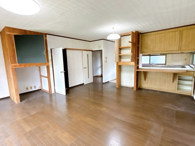 周南市大字須々万本郷　戸建ての居間・リビング|南向きの採光をたっぷり取り込む開放的なリビング。日中は照明いらずの明るさで、快適な暮らしを演出します。