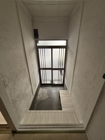 稲葉元町1丁目テラスハウスの玄関