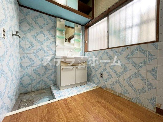 毛馬町1 中古戸建の独立洗面台|独立洗面台、小物を置くことができて便利です