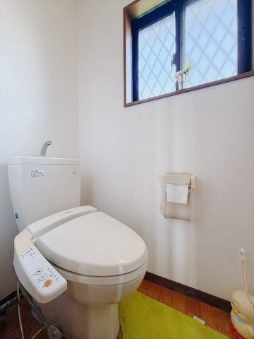 【中古戸建】桐生市相生町5丁目のトイレ|■トイレ｜自然光が入る落ち着いた空間で1階と2階にトイレがございます♪ついつい長居してしまいますね♪