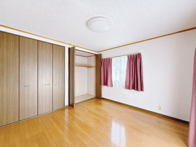 【中古戸建】桐生市相生町5丁目の洋室|■洋室｜シンプルで使い勝手が良く、長く快適にお使いいただける空間です♪家具の配置がしやすく、お好みのレイアウトをお楽しみいただけます♪