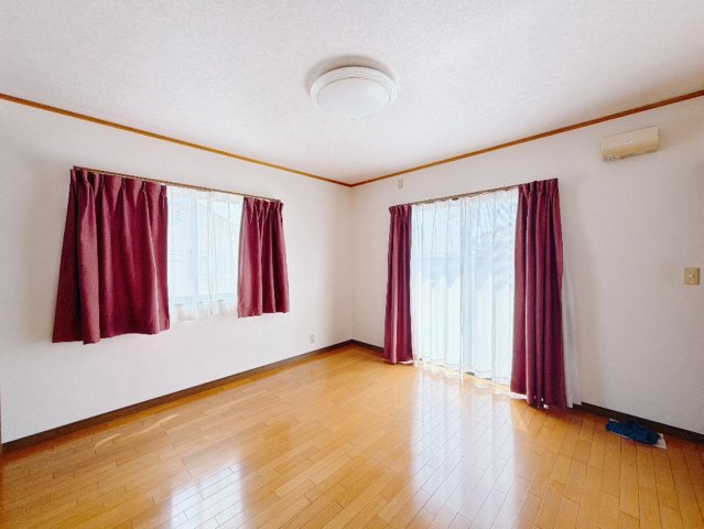 【中古戸建】桐生市相生町5丁目の洋室|■洋室｜ナチュラルカラーの床です。模様替えなどとても楽しく工夫できます♪陽当たり、風通しもとても良いので毎日快適な生活スタートです！