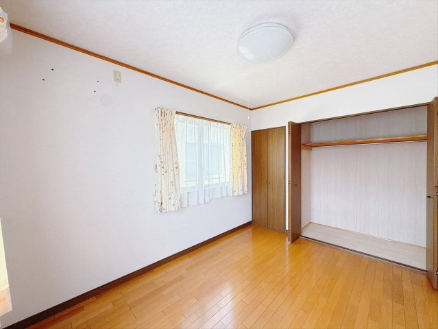 【中古戸建】桐生市相生町5丁目の洋室|■洋室｜ほっと安らぐ落ち着いたナチュラルな色合い。ウッドの質感でお部屋も心もやさしいぬくもりに包まれます。明るい日差しが降り注ぐお部屋に、居心地の良さを感じます♪