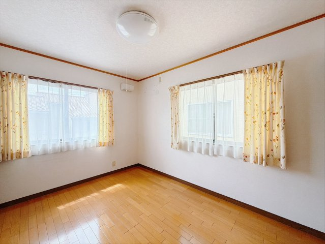 【中古戸建】桐生市相生町5丁目の洋室|■洋室｜木目調のフローリングは、ほっと心和む空間。様々な種類のインテリアグリーンを取り入れれば緑あふれる明るい空間にもなります。