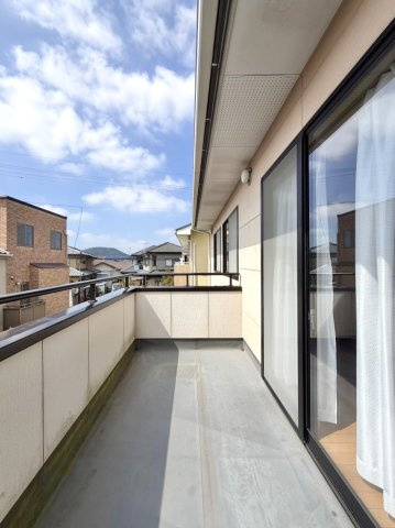 【中古戸建】桐生市相生町5丁目のバルコニー|■バルコニー｜バルコニーから入る日差しは暖かく、爽快な朝の目覚めを促してくれます♪洗濯物やお布団を干して太陽の香りを吸い込んだお布団で夜はおやすみください。