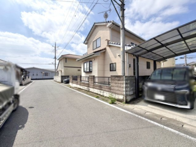 【中古戸建】桐生市相生町5丁目の外観|■外観｜前面道路が広く見渡しが良いため、車の出入りやすれ違いもスムーズで日々の運転も安心して行えます♪