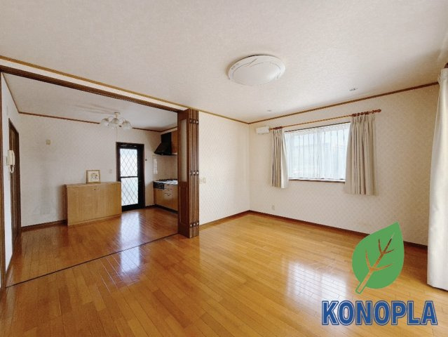 【中古戸建】桐生市相生町5丁目の居間・リビング|■リビング｜ナチュラルな質感で魅せる、くつろぎの時間。ゆっくりとした時間が流れるリビングで、家族だんらんのひと時をお過ごしいただけます♪