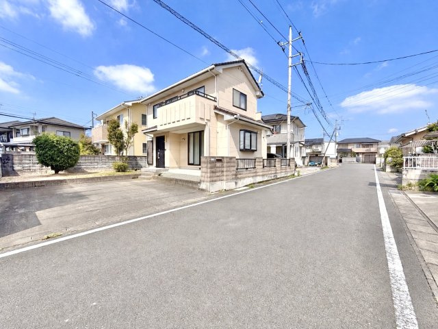 【中古戸建】桐生市相生町5丁目の外観|■外観｜周囲の見渡しが良く、車の出入りの際も安全確認がしやすいため、小さなお子様がいるご家庭でも安心です♪