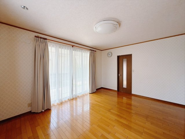 【中古戸建】桐生市相生町5丁目の居間・リビング|■リビング｜落ち着きのある表情を見せるリビングダイニング。太陽の光がたっぷり差し込むリビングは、自然とご家族が集まる居心地の良い空間です♪