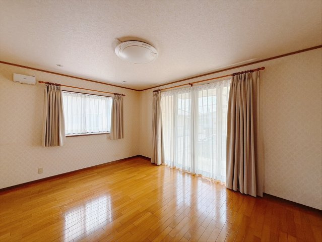 【中古戸建】桐生市相生町5丁目の居間・リビング|■リビング｜窓から射し込む陽射しが縦横に広がり、あたたかな空間を形作ります♪木目のきれいなフローリングとシンプルな壁紙は、一日中家に居ても飽きることなく過ごすことができる素敵な空間です♪