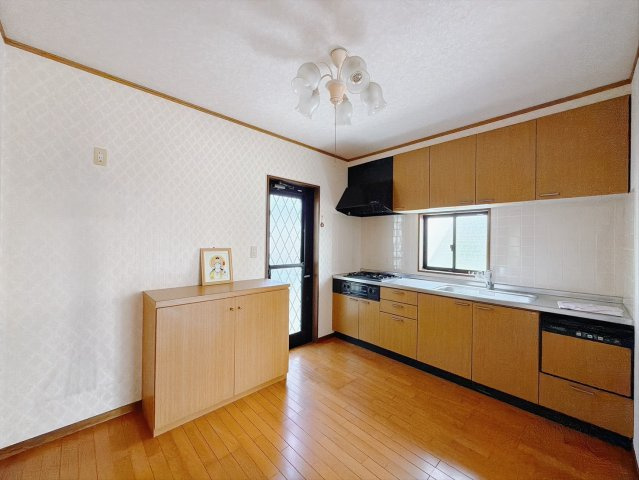 【中古戸建】桐生市相生町5丁目のキッチン|■キッチン｜お料理時の油の臭いや煙などが隣接するお部屋に充満しにくい造りとなっており、急な来客時にも生活感を見せずに過ごせます♪