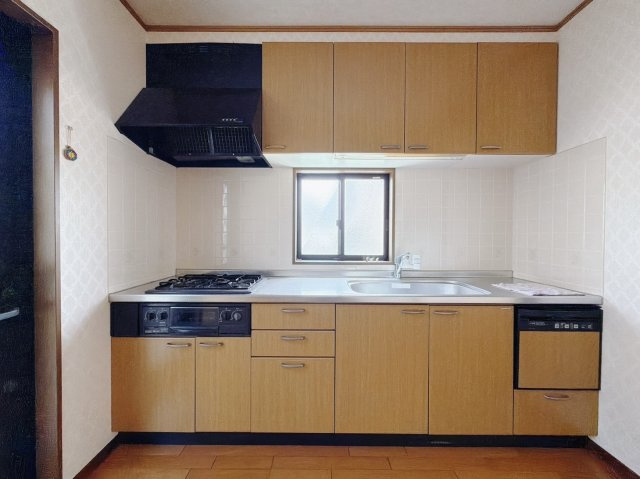 【中古戸建】桐生市相生町5丁目のキッチン|■キッチン｜大きなお鍋や調理用具のも出し入れラクラクな収納がたっぷり！毎日使う場所だからこそ、無理のない姿勢で作業できるのは嬉しいポイントですね(*＾＾*)♪