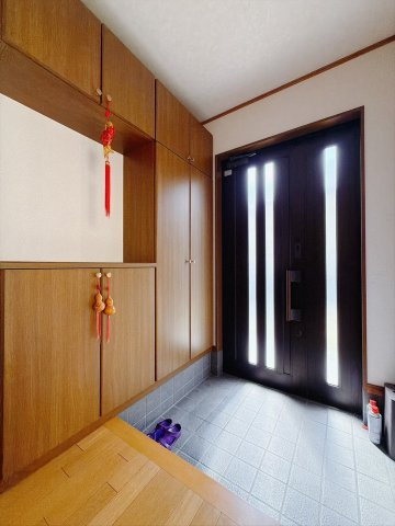 【中古戸建】桐生市相生町5丁目の玄関|■玄関｜毎日の「いってらっしゃい」や「お帰りなさい」を大切なご家族と過ごす玄関は〈使いやすさ〉を追求しております。玄関横の物入は急な来客時でもさっとお片付けできるスペースを確保しています。