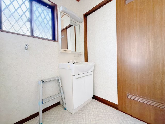 【中古戸建】桐生市相生町5丁目の独立洗面台|■洗面室｜大きな鏡と使いやすさがいっぱいの洗面化粧台。お手入れ簡単でいつもキレイに(*^^*)