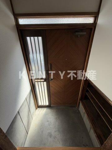 【玄関】 | 荏原４丁目住宅 | 収納もある玄関です