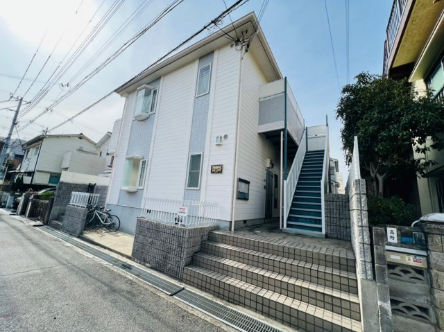 レオパレス青山台のエントランス