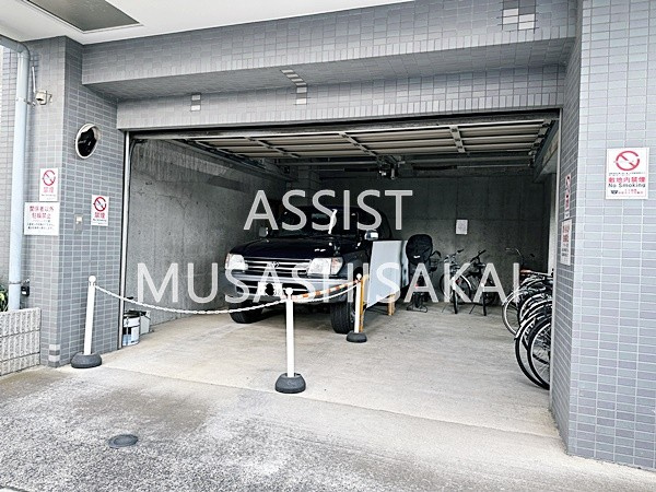 プラティーク三鷹の駐車場