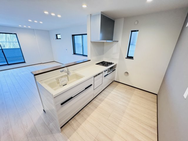 松戸市東平賀新築戸建のキッチン|お手入れしやすいレンジフード・シンクの水栓には浄水器がついてます！