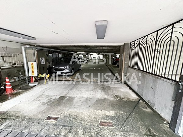 日生三鷹マンションの駐車場