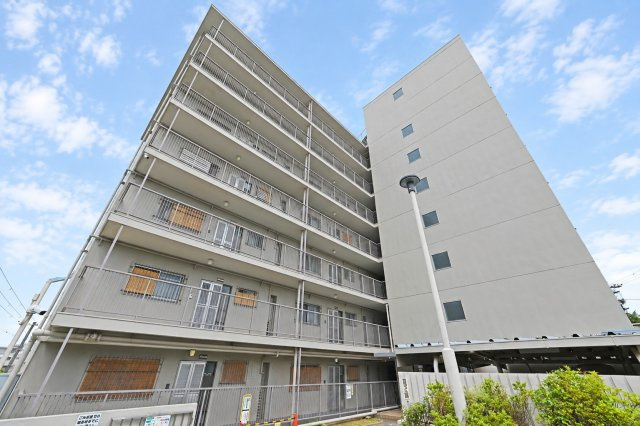 北摂マンションの外観|2026年8月リフォーム済！JR東海道本線「千里丘」駅から徒歩14分の立地です。ペット飼育可（規約有）で、ペットと暮らせるのも嬉しいポイント。近隣に小・中学校があり、お子様の通学にも便利な環境です。