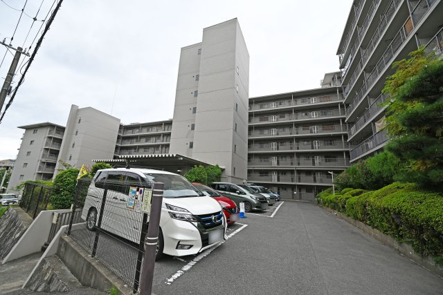 北摂マンションの駐車場|敷地内駐車場を備えており、お車をお持ちの方も安心です。