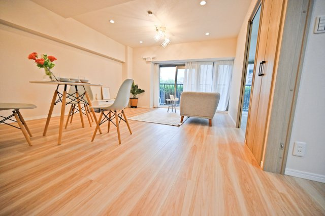 北摂マンションの居間・リビング|LDK約17帖
ゆとりある広さを活かし、ご家族でのくつろぎ時間からご友人を招いてのホームパーティまで幅広くお使いいただけます。